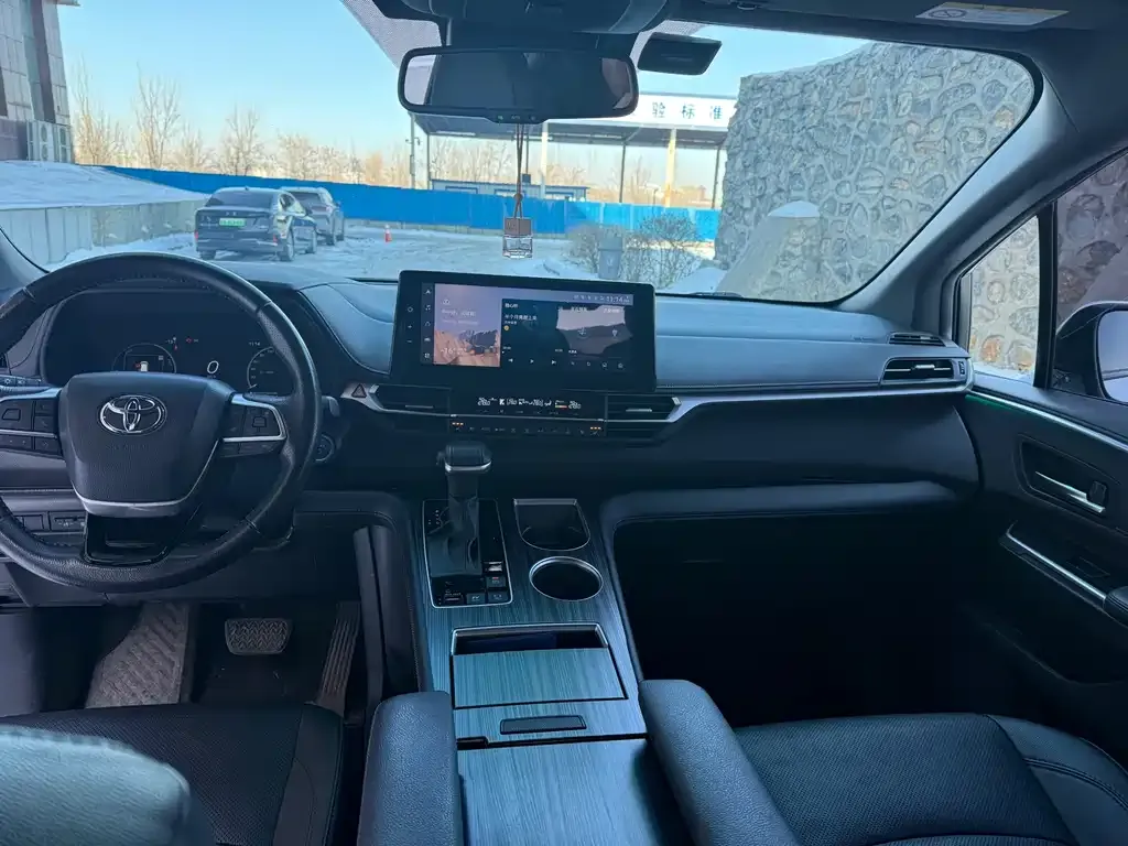 Toyota Sienna — фото 2