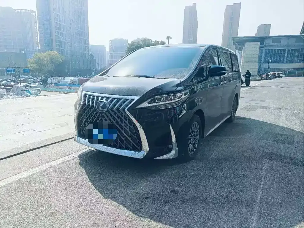 Lexus LM — фото 1