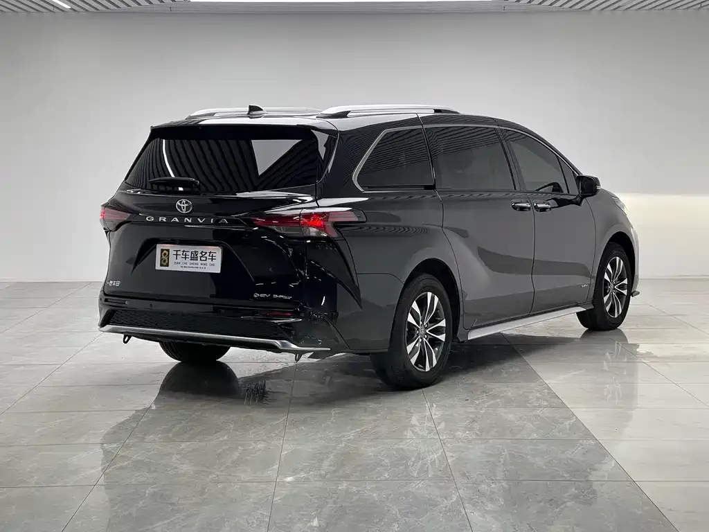 Toyota Granvia — фото 8