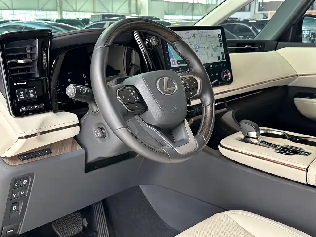 Lexus LM — фото 10