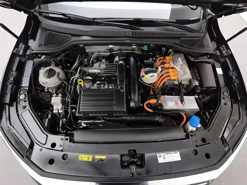 Volkswagen Passat New Energy — фото 10