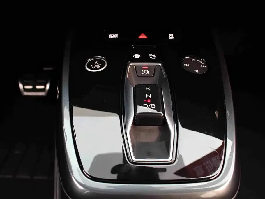 Audi Q4 e-tron — фото 2