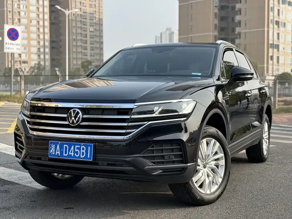 Volkswagen Touareg — фото 1