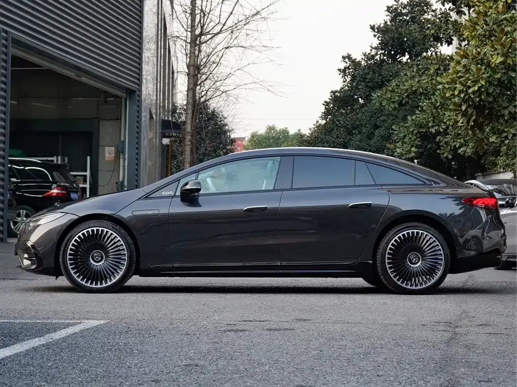 Mercedes-Benz EQS AMG — фото 8