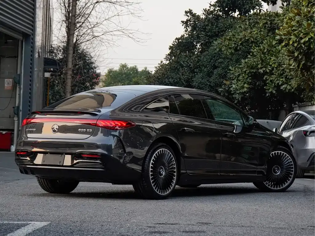 Mercedes-Benz EQS AMG — фото 9