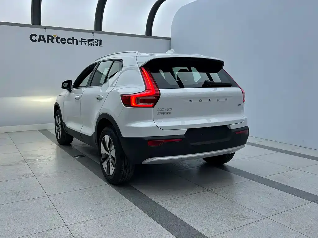 Volvo XC40 — фото 6