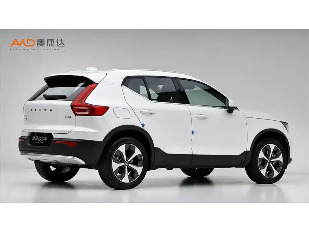 Volvo XC40 — фото 7