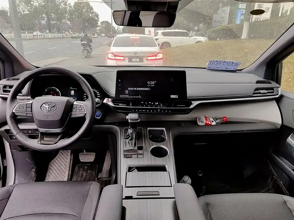 Toyota Granvia — фото 3