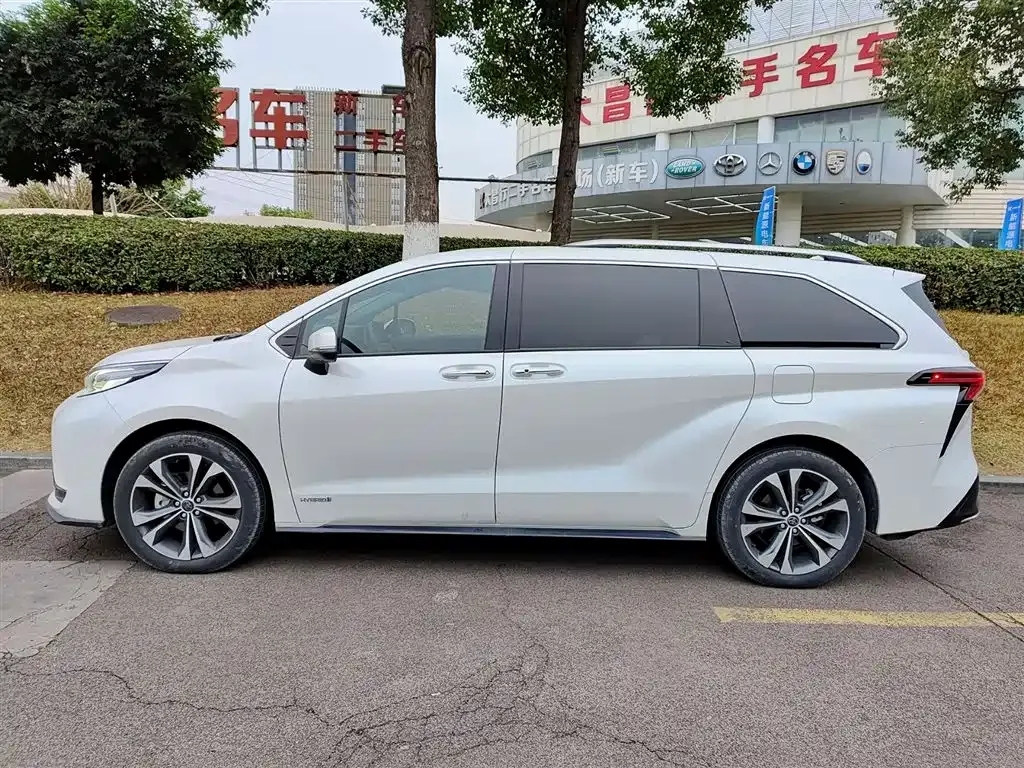 Toyota Granvia — фото 10