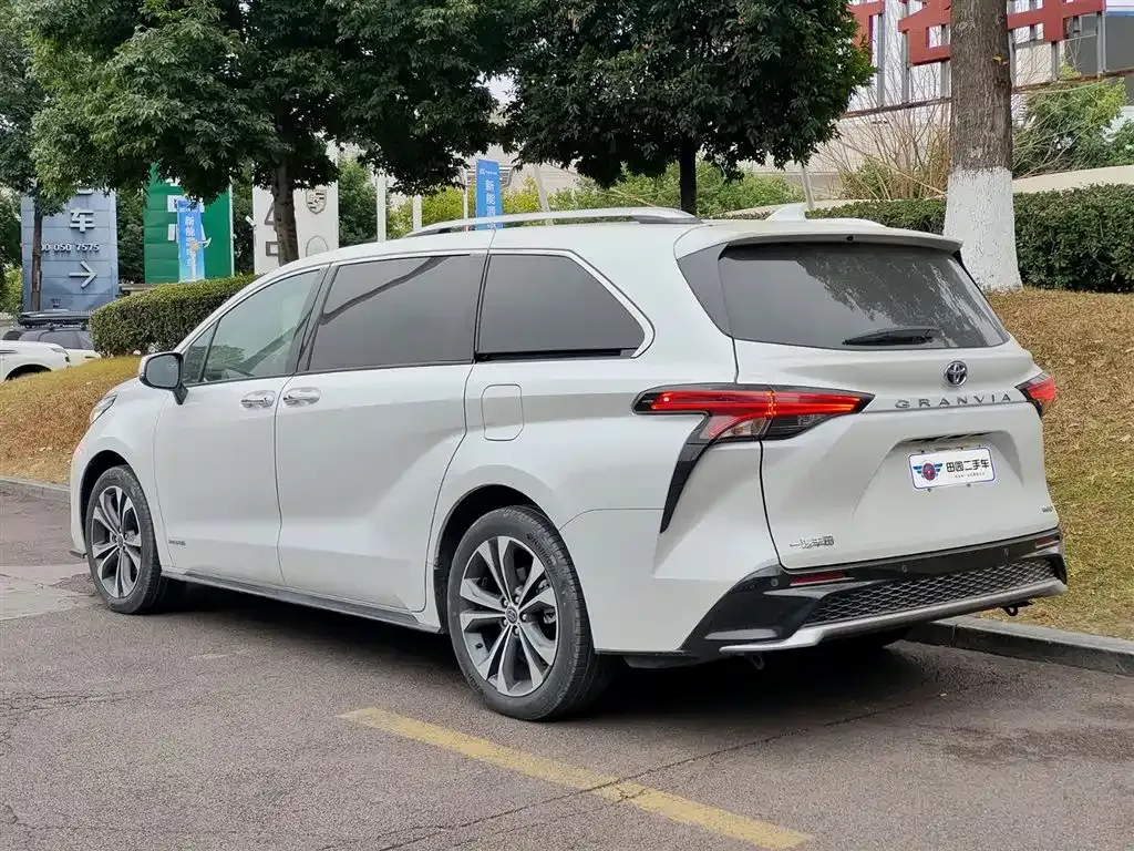 Toyota Granvia — фото 9
