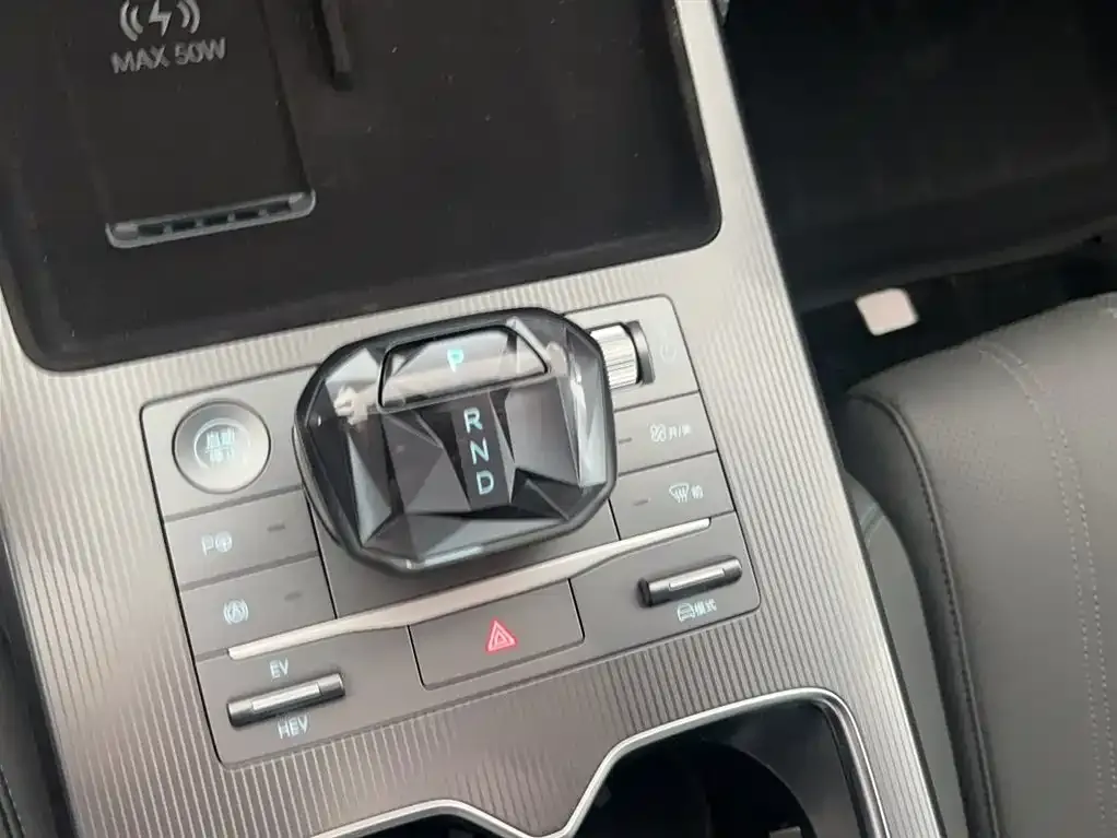 BYD L DM-i — фото 4