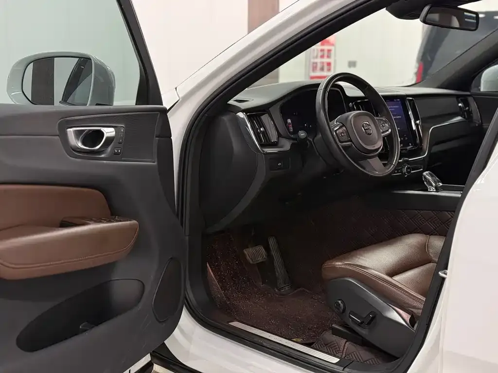 Volvo XC60 — фото 10