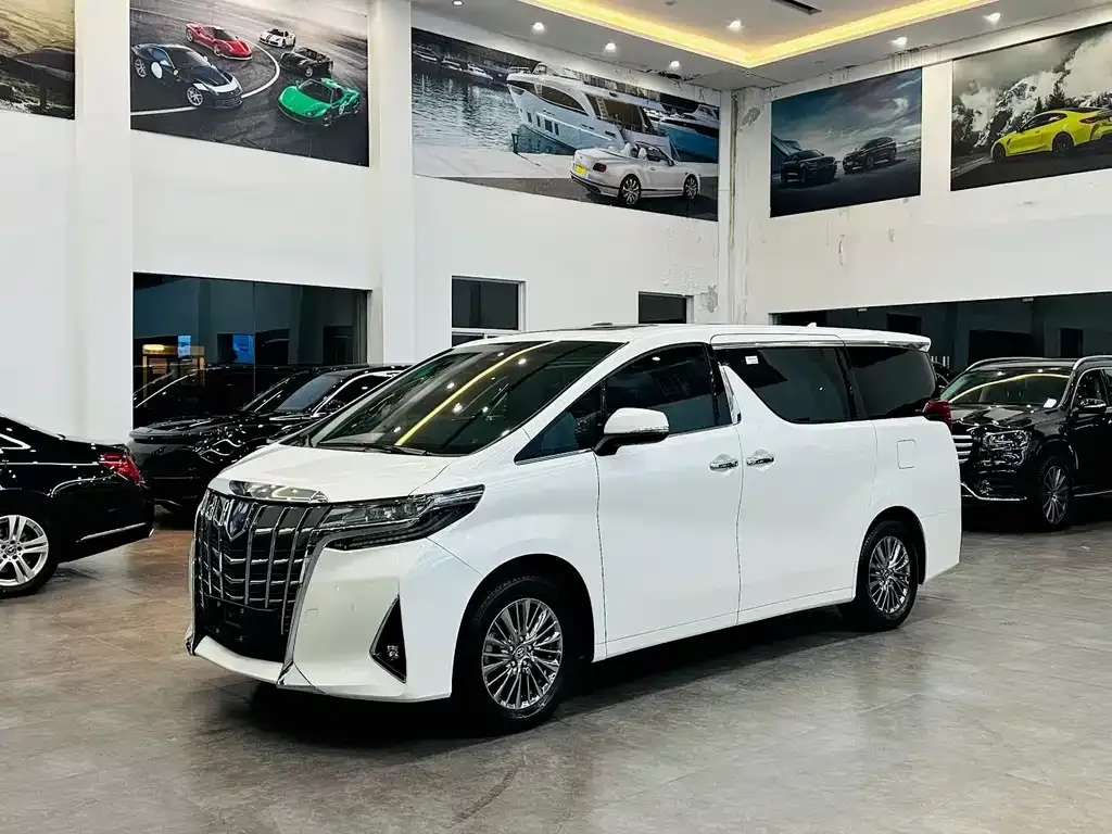 Toyota Alphard — фото 1