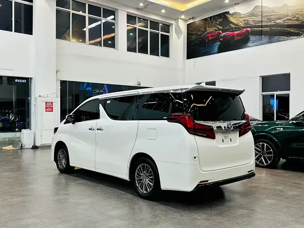Toyota Alphard — фото 8
