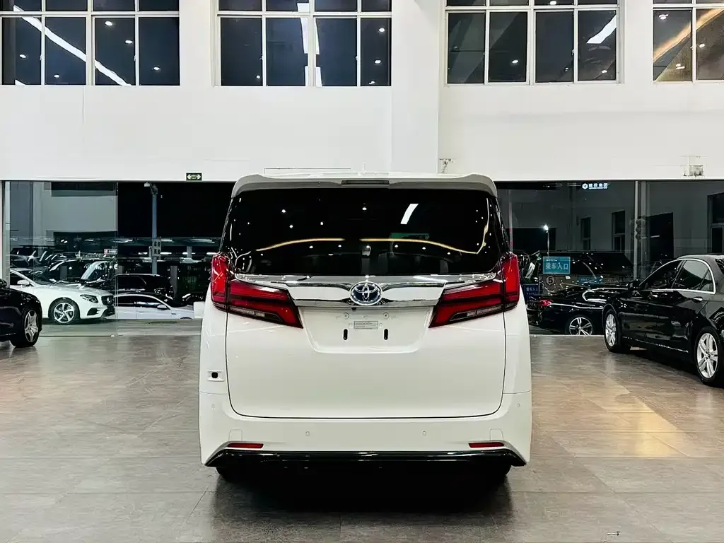 Toyota Alphard — фото 5