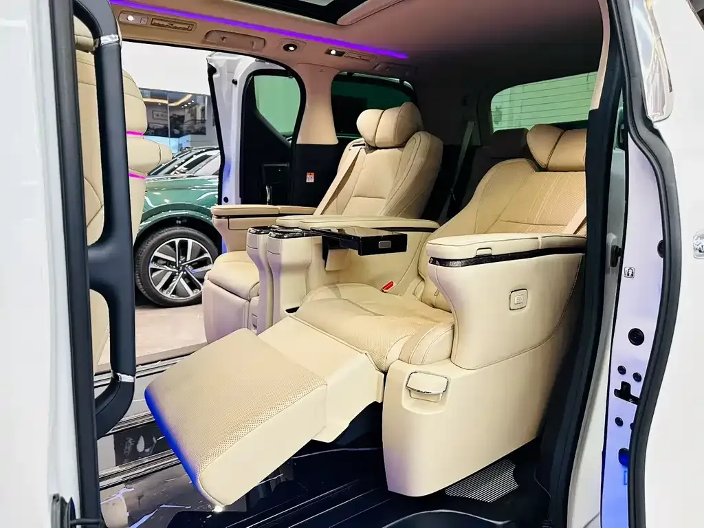 Toyota Alphard — фото 9