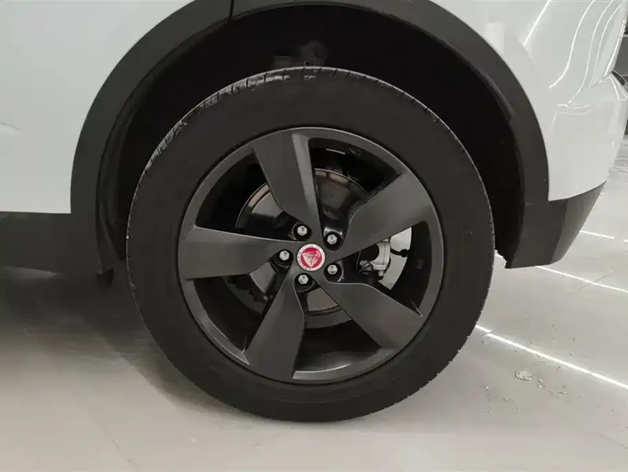 Jaguar E-PACE — фото 10
