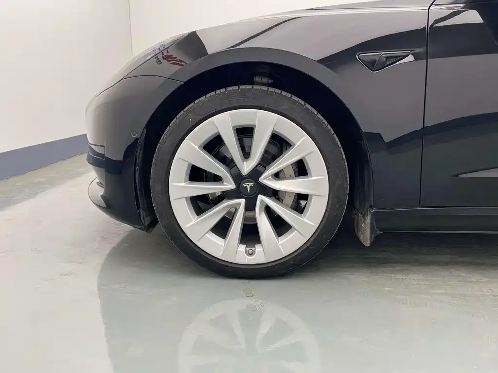 Tesla Model 3 — фото 7