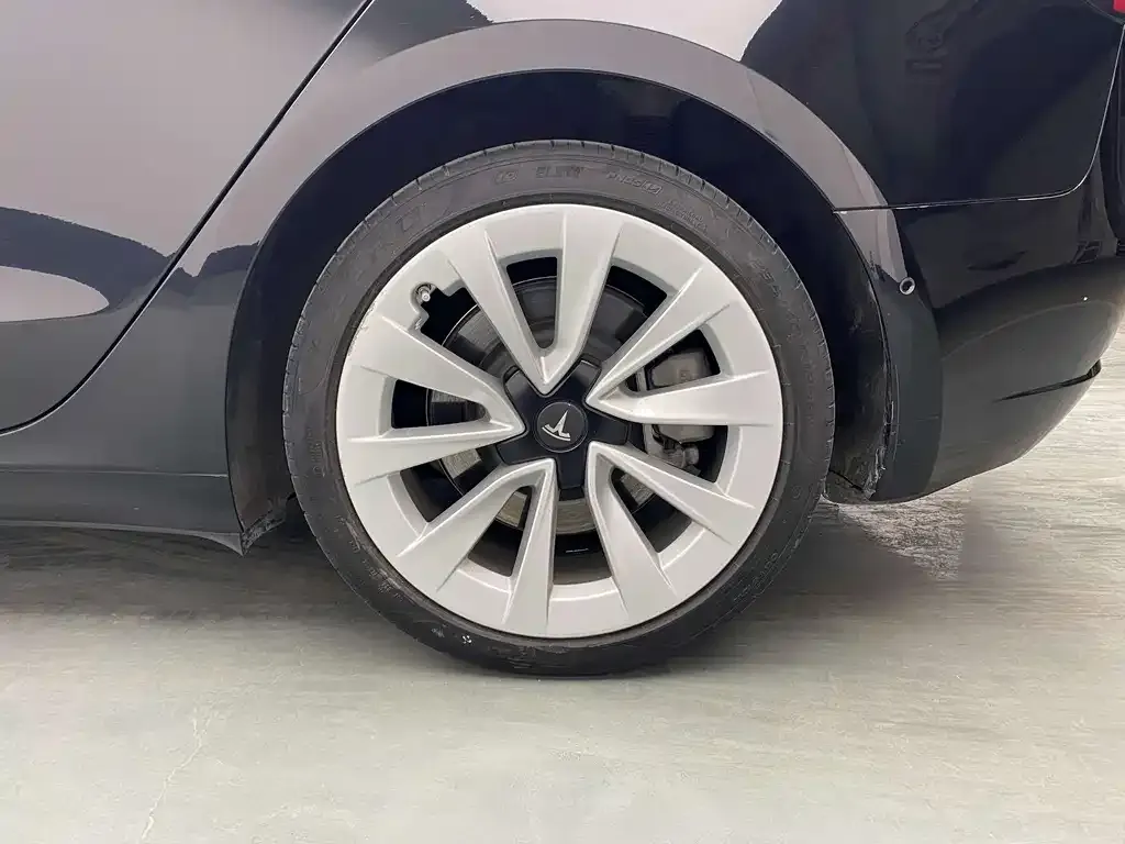 Tesla Model 3 — фото 5