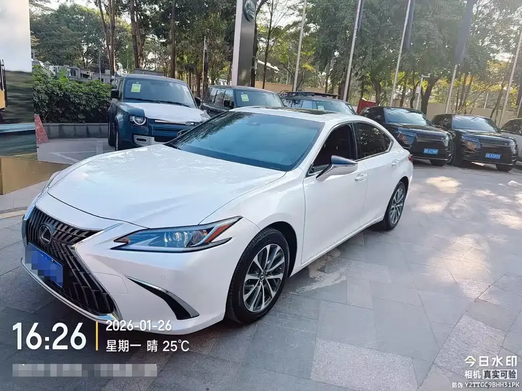 Lexus ES — фото 1