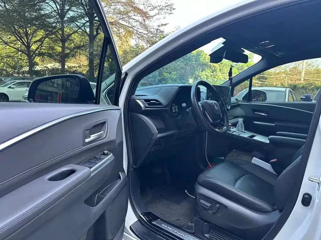 Toyota Sienna — фото 2