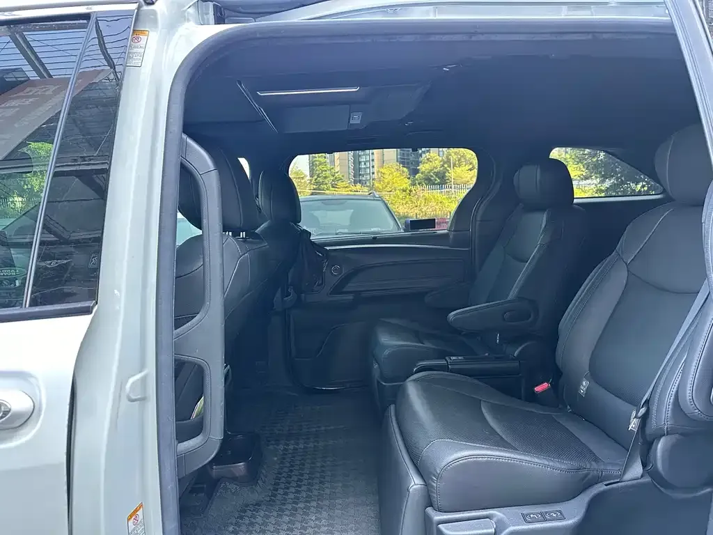 Toyota Sienna — фото 4