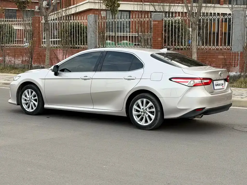 Toyota Camry — фото 3