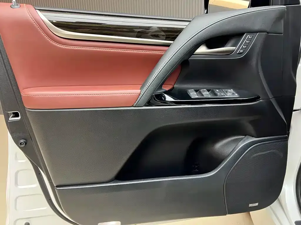 Lexus LX — фото 2