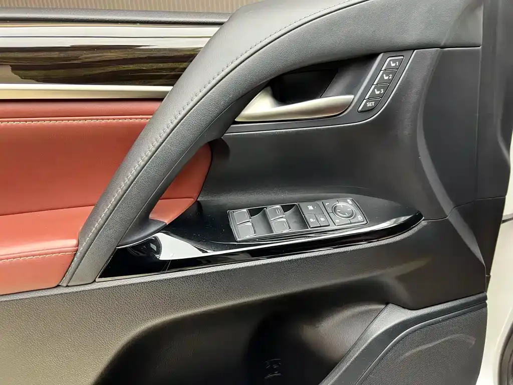 Lexus LX — фото 6