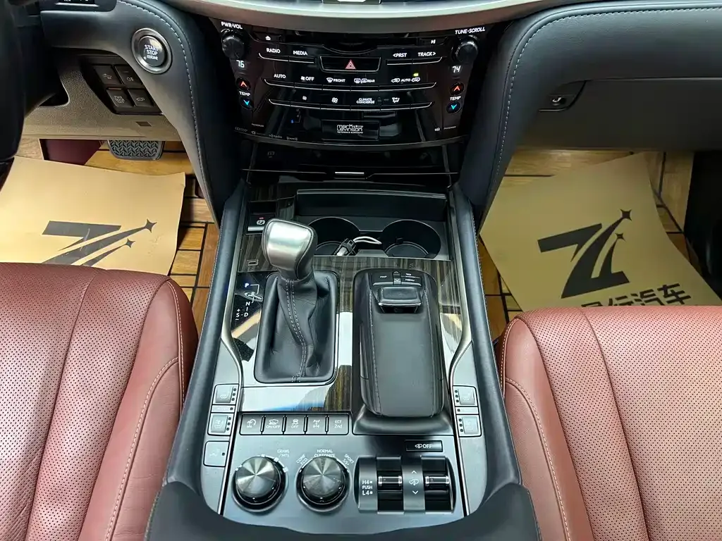 Lexus LX — фото 10