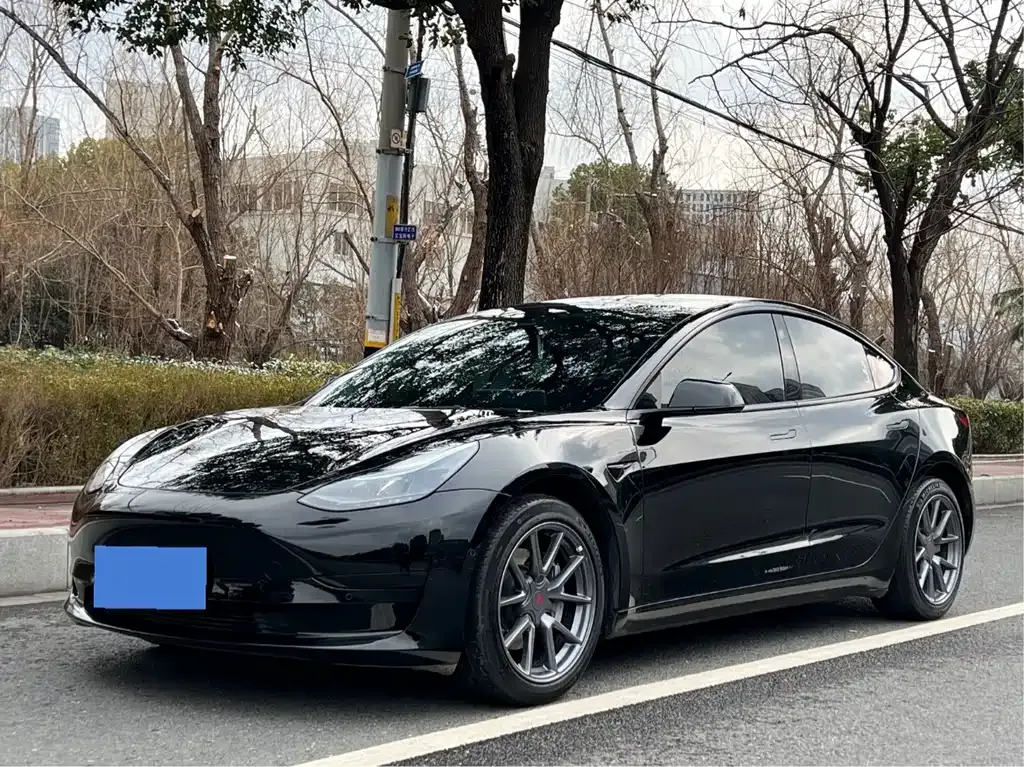 Tesla Model 3 — фото 1
