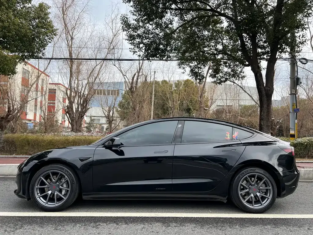 Tesla Model 3 — фото 3