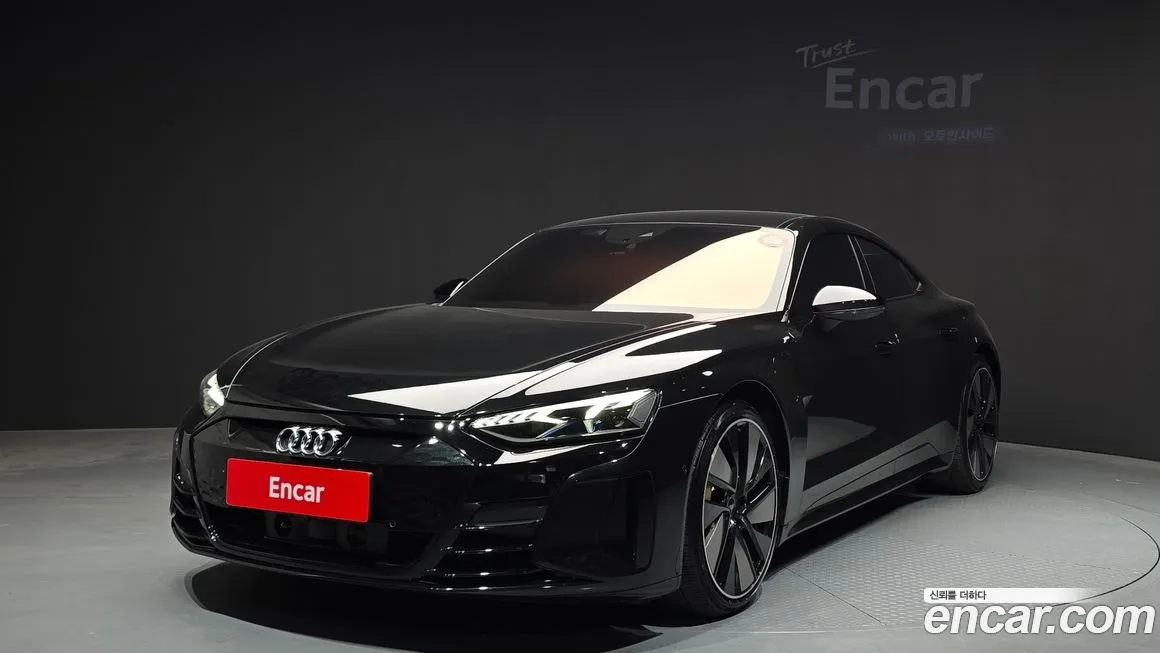 Audi e-tron GT — фото 1