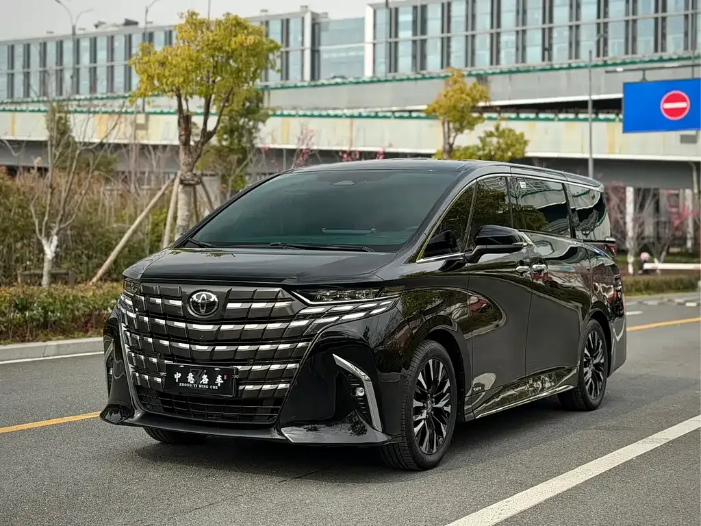 Toyota Alphard — фото 1