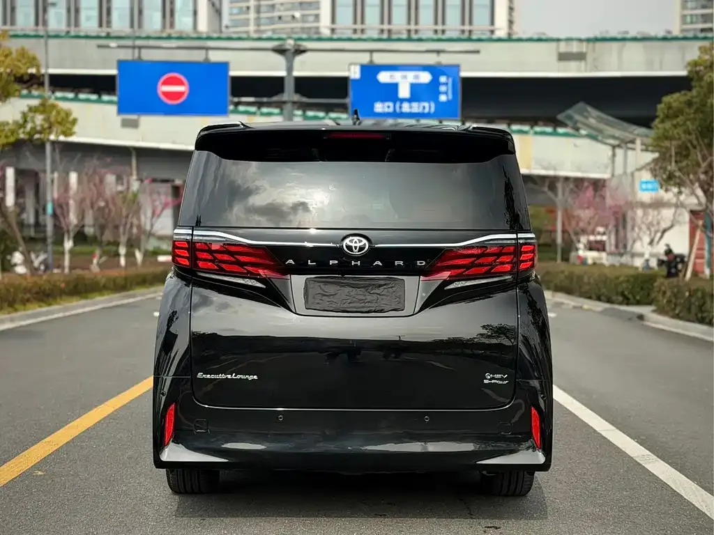 Toyota Alphard — фото 8