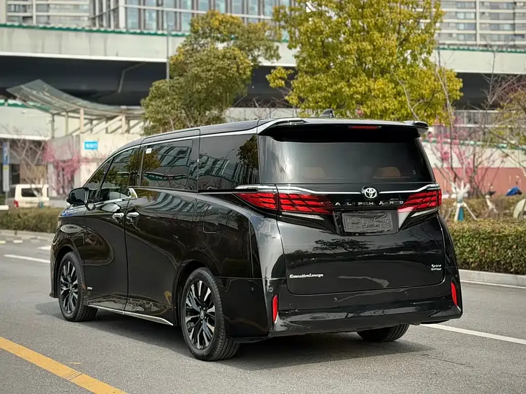 Toyota Alphard — фото 5