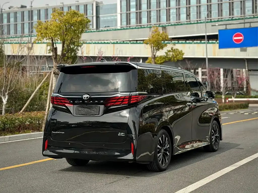 Toyota Alphard — фото 4