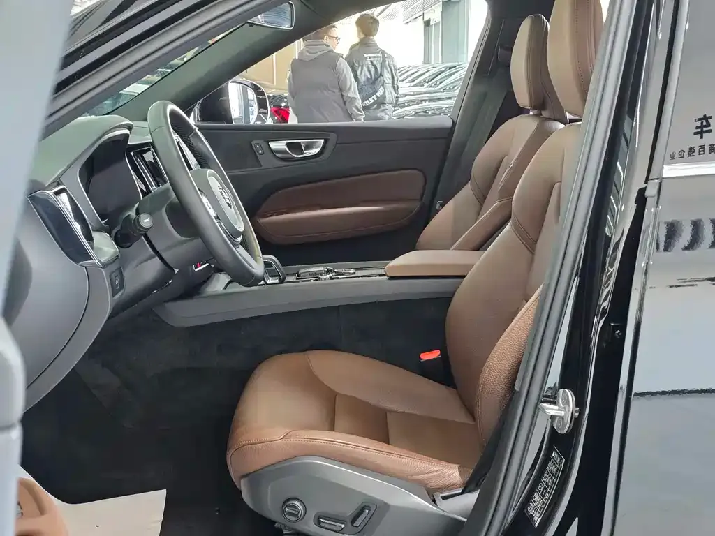 Volvo XC60 — фото 10