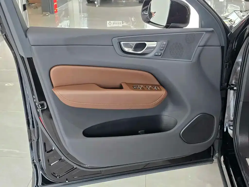 Volvo XC60 — фото 9