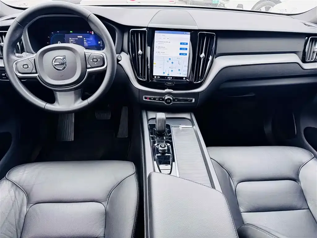 Volvo XC60 — фото 7