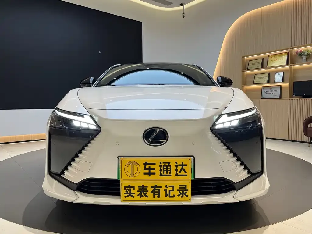 Lexus RZ — фото 1