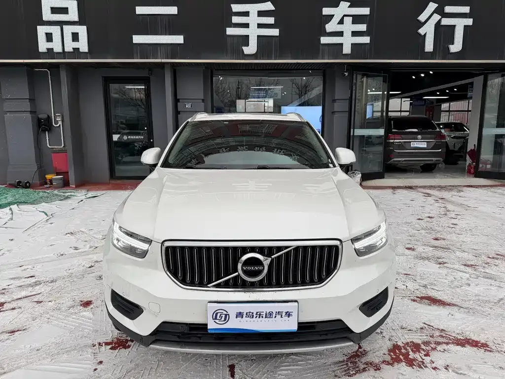 Volvo XC40 — фото 1