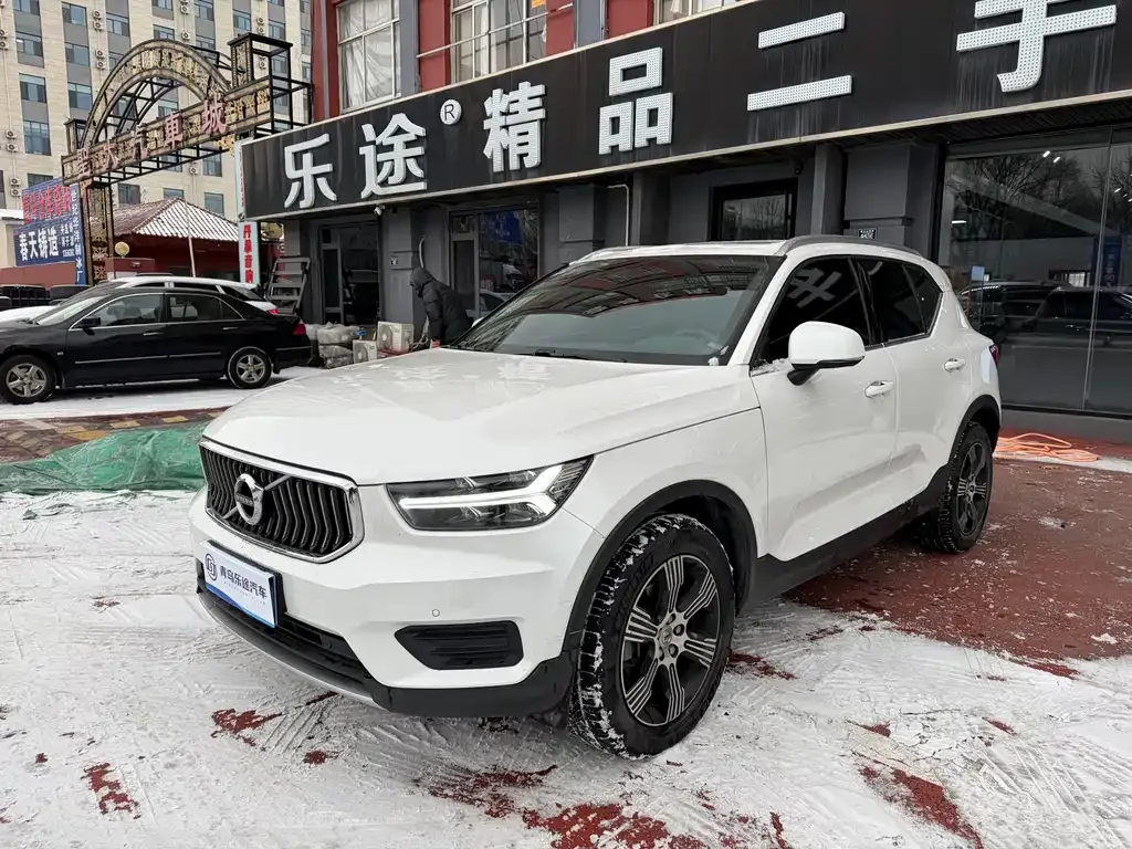 Volvo XC40 — фото 9