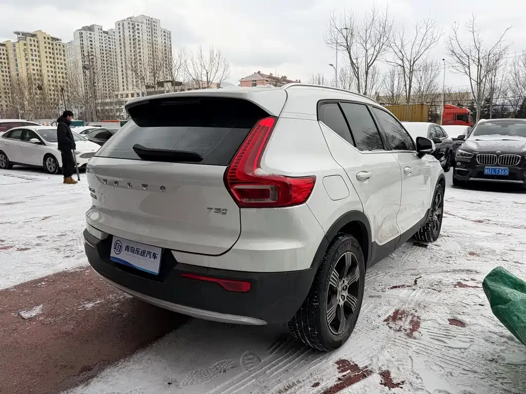 Volvo XC40 — фото 10