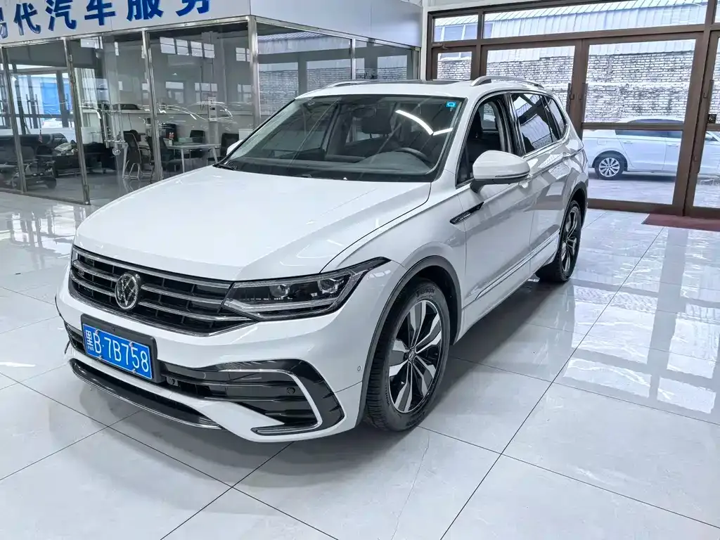 Volkswagen Tiguan L — фото 1