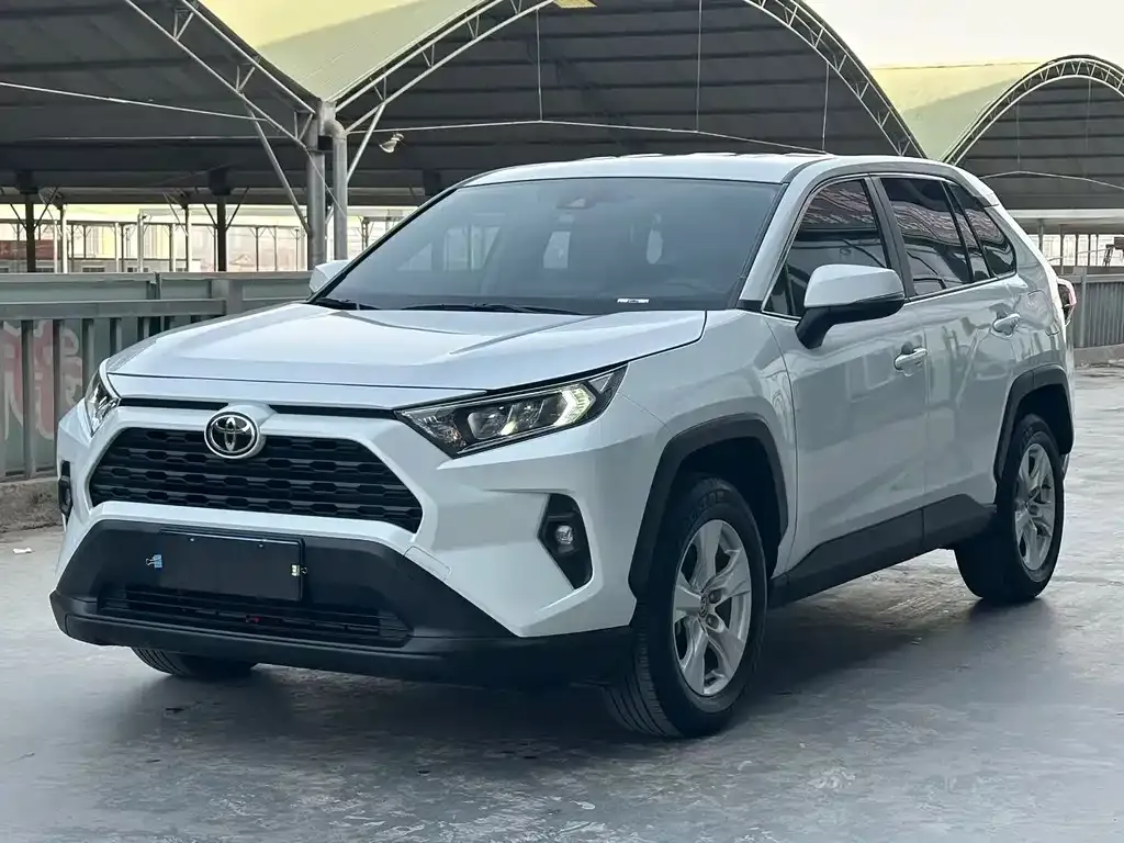 Toyota RAV4 — фото 1