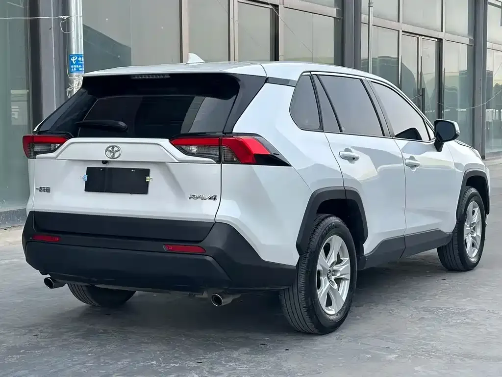 Toyota RAV4 — фото 8