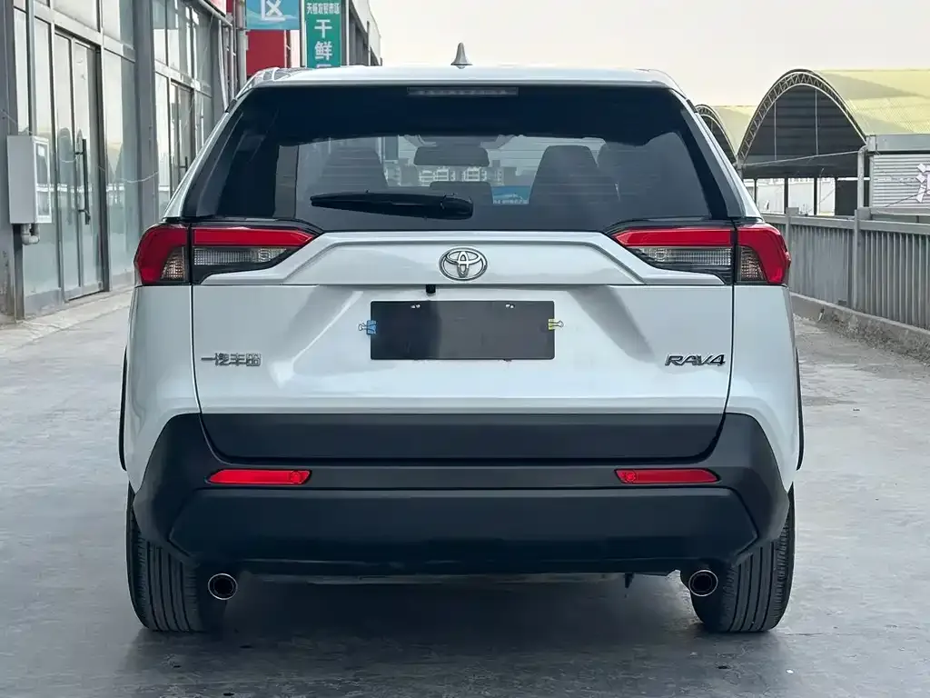 Toyota RAV4 — фото 7