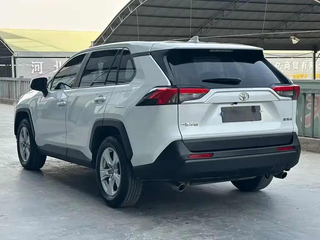 Toyota RAV4 — фото 9