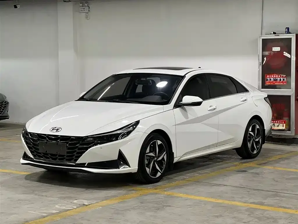Hyundai Elantra — фото 1